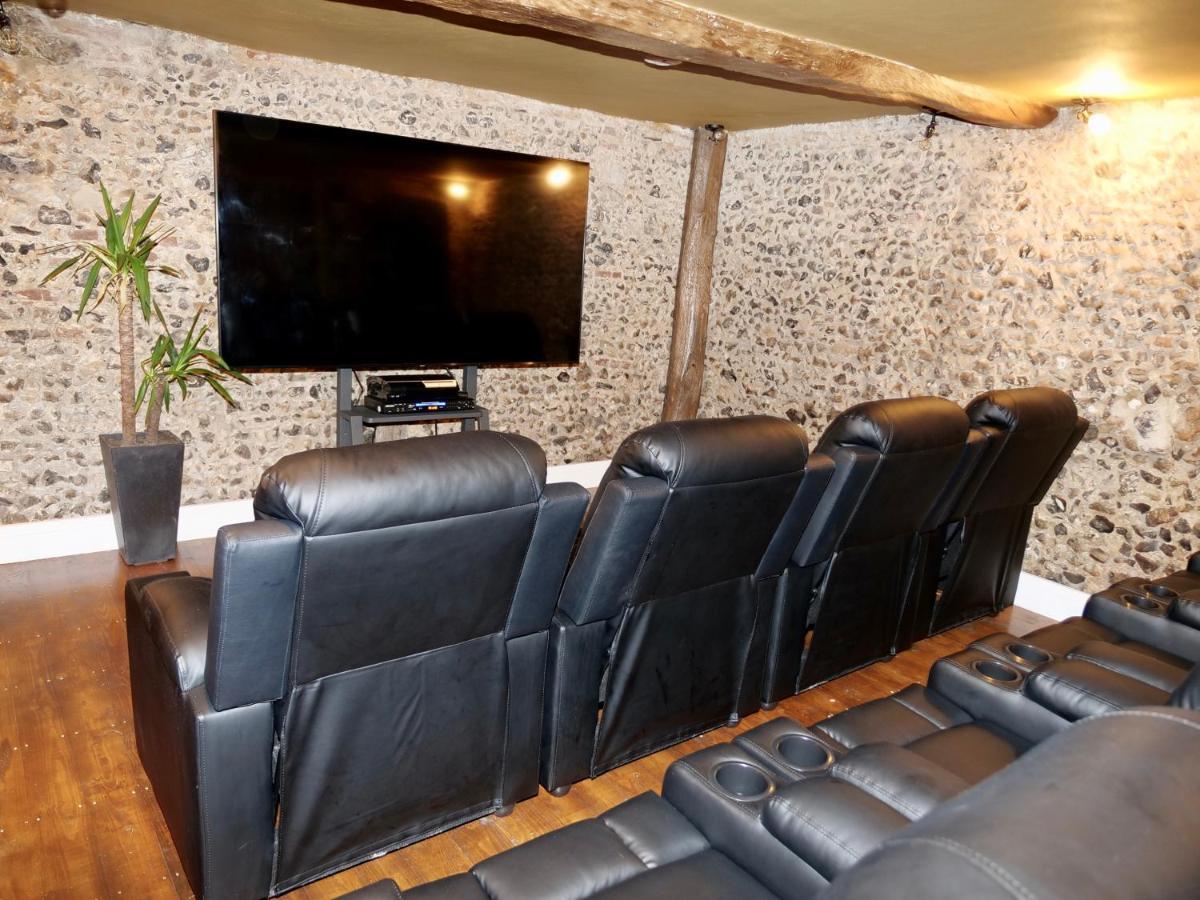 Luxury 9 Bed Manor House Hot Tub Cinema Room Skytv Saffron Walden Exterior photo
